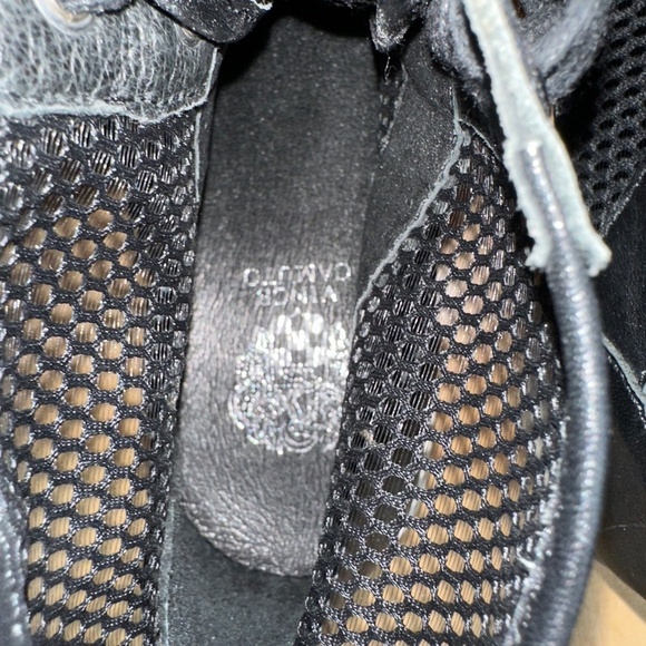 Vince Camuto Black leather/ mesh sneaker, 7.5, CB2318 - Picture 7 of 8